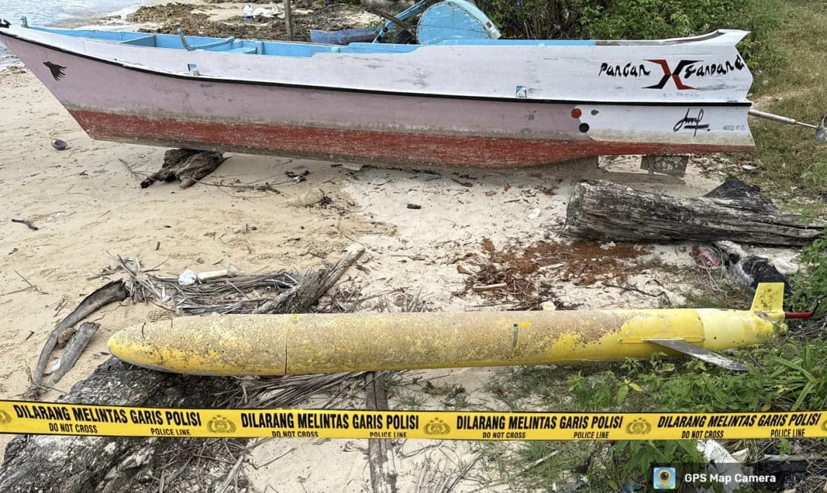 Bikin Geger! Benda Mirip Torpedo Mengapung di Pinggir Pantai Sumenep Bikin Geger! Benda Mirip Torpedo Mengapung di Pinggir Pantai Sumenep