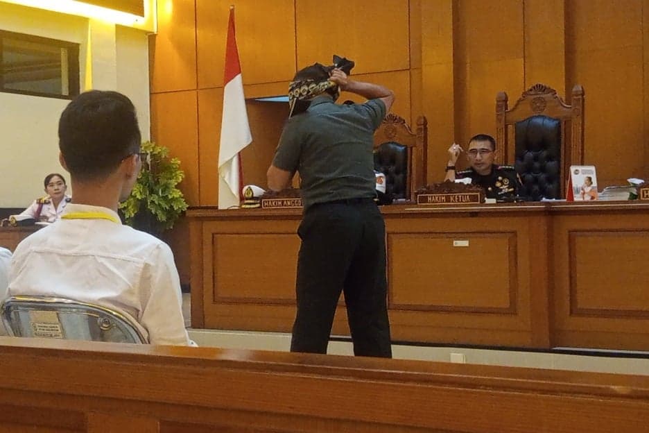 Serka Nasir Peragakan Cara Melilit Handuk ke Kacab Bank di Pengadilan Militer Serka Nasir Peragakan Cara Melilit Handuk ke Kacab Bank di Pengadilan Militer