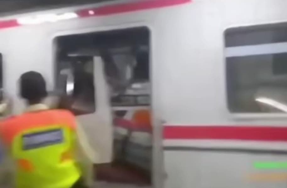 Kereta Argo Bromo Anggrek Tabrak KRL di Stasiun Bekasi Timur, PT KAI Fokus Evakuasi Penumpang Kereta Argo Bromo Anggrek Tabrak KRL di Stasiun Bekasi Timur, PT KAI Fokus Evakuasi Penumpang
