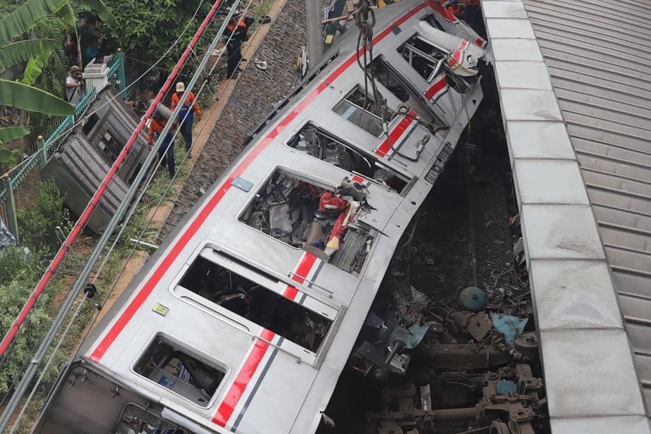 Evakuasi Tabrakan Kereta di Stasiun Bekasi Timur Selesai, 15 Orang Tewas dan 84 Luka-luka Evakuasi Tabrakan Kereta di Stasiun Bekasi Timur Selesai, 15 Orang Tewas dan 84 Luka-luka