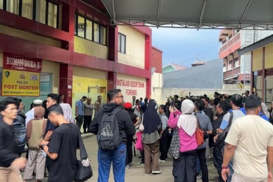 Tangis Keluarga Pecah! 10 Jenazah Korban Tabrakan Kereta Diserahkan di RS Polri Kramat Jati Tangis Keluarga Pecah! 10 Jenazah Korban Tabrakan Kereta Diserahkan di RS Polri Kramat Jati