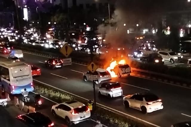 Mobil Terbakar di Tol Dalam Kota, Lalu Lintas Arah Cawang Macet Mobil Terbakar di Tol Dalam Kota, Lalu Lintas Arah Cawang Macet