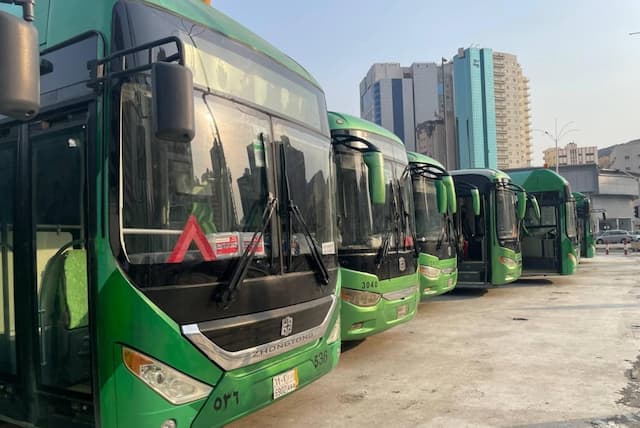 Kecanggihan Bus Hidrolik Jemaah Haji, Bodi Menunduk demi Mudahkan Kursi Roda Kecanggihan Bus Hidrolik Jemaah Haji, Bodi Menunduk demi Mudahkan Kursi Roda