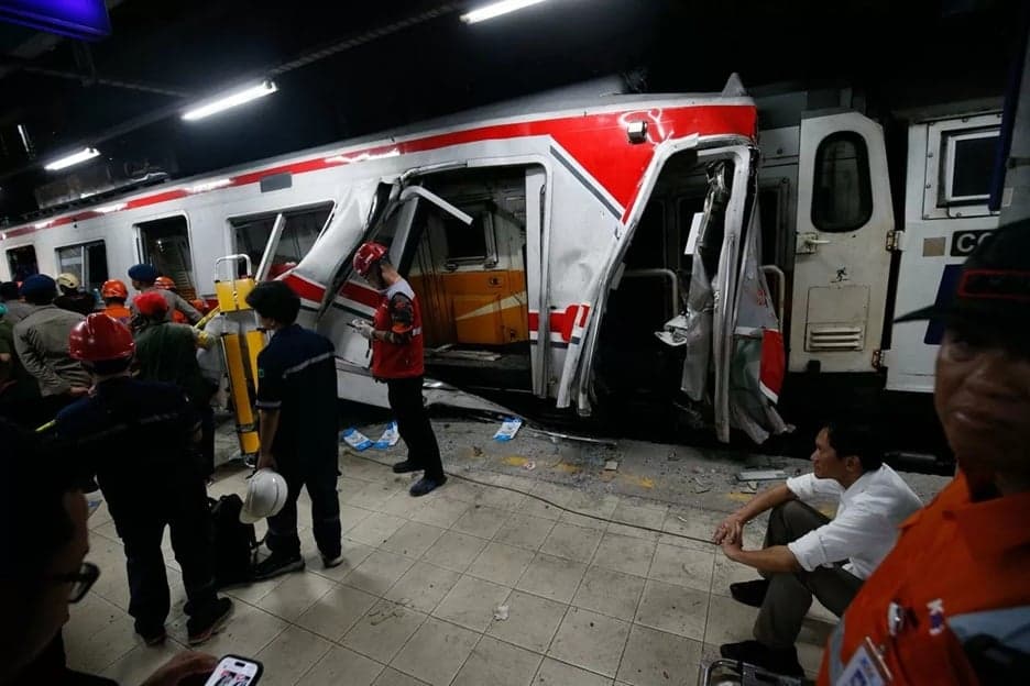 Korban Meninggal Dunia Akibat Kecelakaan KA di Bekasi Timur Bertambah Jadi 16 Orang Korban Meninggal Dunia Akibat Kecelakaan KA di Bekasi Timur Bertambah Jadi 16 Orang