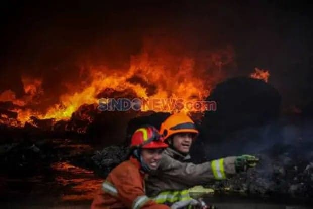 Apartemen di Tanjung Duren Terbakar, 65 Personel Damkar Dikerahkan Apartemen di Tanjung Duren Terbakar, 65 Personel Damkar Dikerahkan