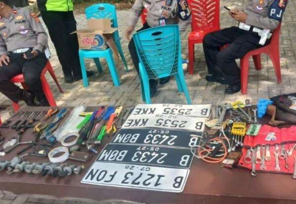 Pencuri Mobil Beraksi di Jalan Tol, Polisi Tangkap Pelaku Setelah Aksi Kejar-kejaran Pencuri Mobil Beraksi di Jalan Tol, Polisi Tangkap Pelaku Setelah Aksi Kejar-kejaran