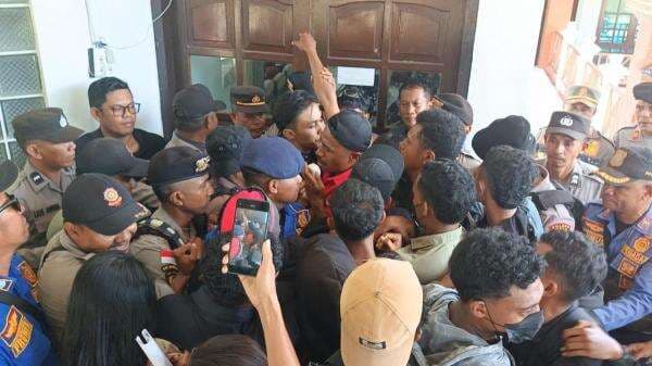 Dipicu Ibu Hamil Meninggal saat Melahirkan, Demo GMNI Sikka Berakhir Ricuh Dipicu Ibu Hamil Meninggal saat Melahirkan, Demo GMNI Sikka Berakhir Ricuh