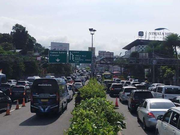 Lalu Lintas Puncak Diberlakukan Oneway, Polisi Berdayakan Puluhan Joki Lalu Lintas Puncak Diberlakukan Oneway, Polisi Berdayakan Puluhan Joki