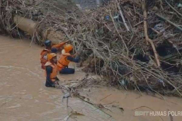 Kakek di Bima Hilang Terseret Arus Banjir, Tim SAR Sisir Sungai hingga Laut Kakek di Bima Hilang Terseret Arus Banjir, Tim SAR Sisir Sungai hingga Laut