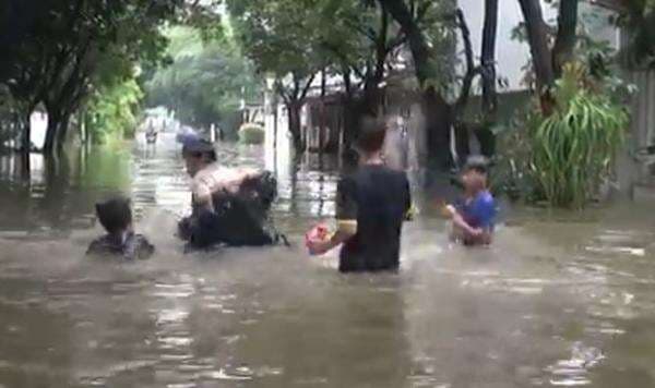 Diguyur Hujan Deras, Banjir 1 Meter Rendam Ratusan Rumah di Duta Indah Bekasi Diguyur Hujan Deras, Banjir 1 Meter Rendam Ratusan Rumah di Duta Indah Bekasi