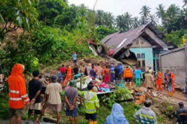 Banjir dan Longsor Terjang Halmahera Barat, 2 Warga Tewas Puluhan Rumah Rusak Banjir dan Longsor Terjang Halmahera Barat, 2 Warga Tewas Puluhan Rumah Rusak