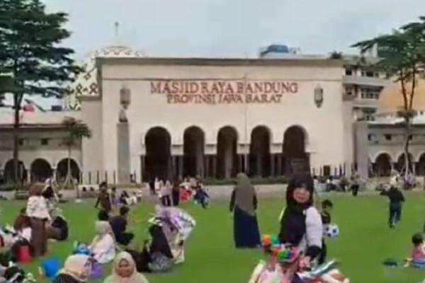 Masjid Raya Bandung Telantar usai Pemprov Jabar Cabut Anggaran Operasional Masjid Raya Bandung Telantar usai Pemprov Jabar Cabut Anggaran Operasional