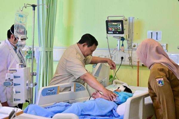 Jenguk Siswa yang Ditabrak Mobil MBG, Prabowo : Cepat Sembuh Ya Jenguk Siswa yang Ditabrak Mobil MBG, Prabowo : Cepat Sembuh Ya