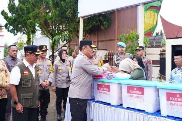 Wakapolri Tinjau Penyaluran Bantuan di Padang Pariaman, 200 Paket Sembako Dibagikan Wakapolri Tinjau Penyaluran Bantuan di Padang Pariaman, 200 Paket Sembako Dibagikan