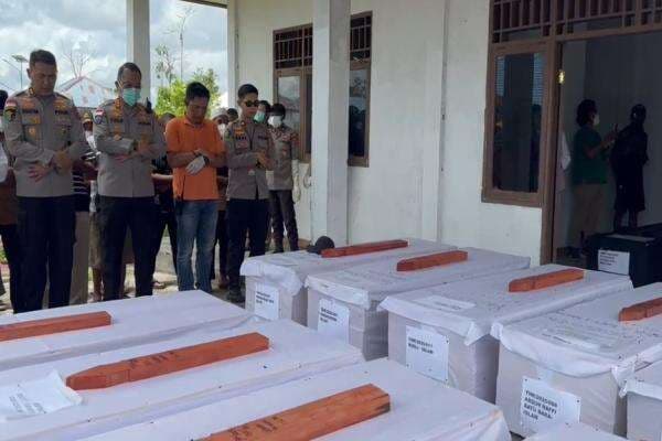 12 Jenazah Korban Pembantaian KKB Diserahkan ke Keluarga, Ini Identitasnya 12 Jenazah Korban Pembantaian KKB Diserahkan ke Keluarga, Ini Identitasnya