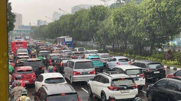 Hujan Deras, Arus Lalu Lintas di Matraman Jaktim Padat Merayap Hujan Deras, Arus Lalu Lintas di Matraman Jaktim Padat Merayap