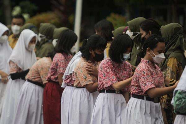 13 Pantun Halalbihalal Hari Raya Idulfitri 1446 H untuk Acara di Sekolah 13 Pantun Halalbihalal Hari Raya Idulfitri 1446 H untuk Acara di Sekolah
