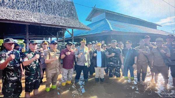 kapolda kalteng Irjen Pol Iwan Kurniawan dan Forkopimda Salurkan Bansos Bagi korban Banjir di Barsel kapolda kalteng Irjen Pol Iwan Kurniawan dan Forkopimda Salurkan Bansos Bagi korban Banjir di Barsel