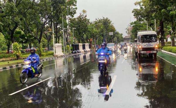 Hujan Guyur Jakarta, Jalan Medan Merdeka Selatan Ramai Lancar Hujan Guyur Jakarta, Jalan Medan Merdeka Selatan Ramai Lancar