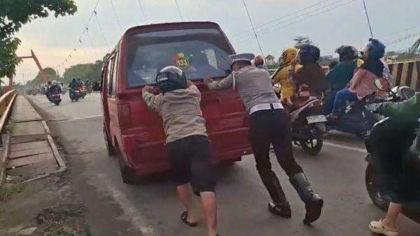 Aksi Heroik Kanit Turjawali Polres Gowa, Dorong Mobil Mogok di Jembatan Kembar Aksi Heroik Kanit Turjawali Polres Gowa, Dorong Mobil Mogok di Jembatan Kembar