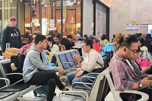 16.274 Penumpang Kereta Api Arus Balik Lebaran Tiba di Stasiun Gambir 16.274 Penumpang Kereta Api Arus Balik Lebaran Tiba di Stasiun Gambir