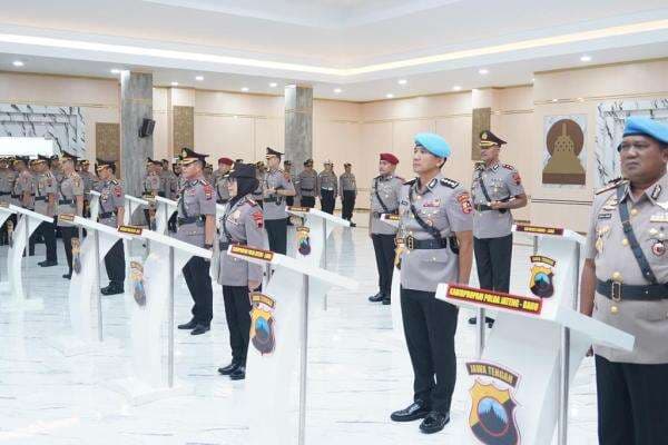5 Pejabat Utama dan 4 Kapolres Berganti, Termasuk Dirlantas Polda Jateng 5 Pejabat Utama dan 4 Kapolres Berganti, Termasuk Dirlantas Polda Jateng