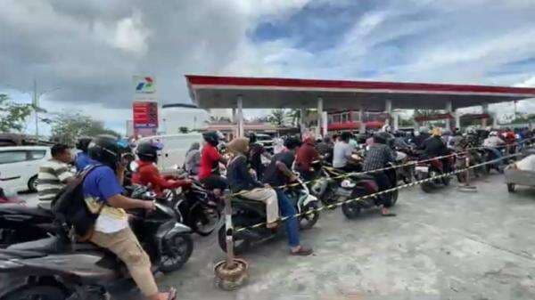 Sejumlah SPBU di Aceh Barat Diserbu Warga, Antrean Kendaraan Mengular Panjang Sejumlah SPBU di Aceh Barat Diserbu Warga, Antrean Kendaraan Mengular Panjang