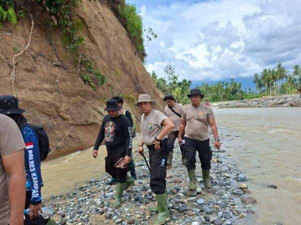 Pencarian Ipda Angga Mufajar Perwira Polda Riau Dikebut, Polisi Sisir Sungai Batang Anai Pencarian Ipda Angga Mufajar Perwira Polda Riau Dikebut, Polisi Sisir Sungai Batang Anai