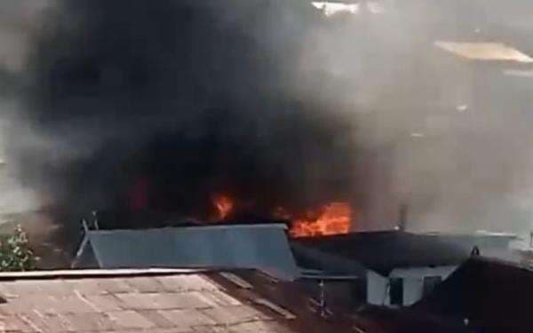 Kebakaran Hebat di Makassar, Belasan Rumah Ludes Terbakar Kebakaran Hebat di Makassar, Belasan Rumah Ludes Terbakar