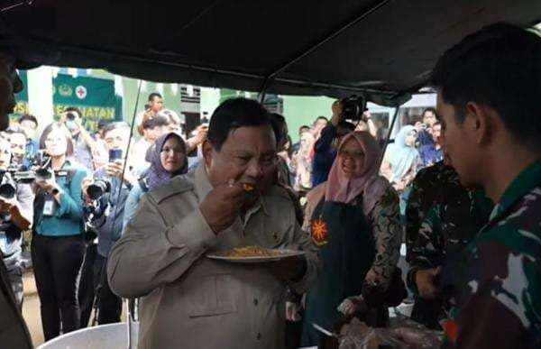 Prabowo Santap Nasi Goreng di Dapur Pengungsi Agam: Enak Prabowo Santap Nasi Goreng di Dapur Pengungsi Agam: Enak