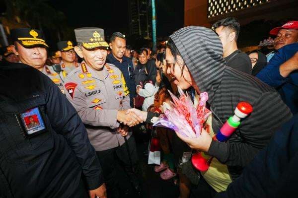 Potret Kapolri Turun Langsung ke Bundaran HI saat Malam Tahun Baru, Sapa Masyarakat Potret Kapolri Turun Langsung ke Bundaran HI saat Malam Tahun Baru, Sapa Masyarakat