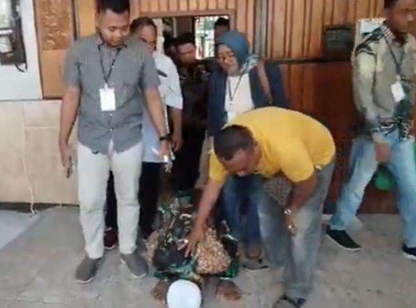 Kakek Masir Terdakwa Pencurian Burung Sujud Menangis usai Keluar Rutan Situbondo Kakek Masir Terdakwa Pencurian Burung Sujud Menangis usai Keluar Rutan Situbondo