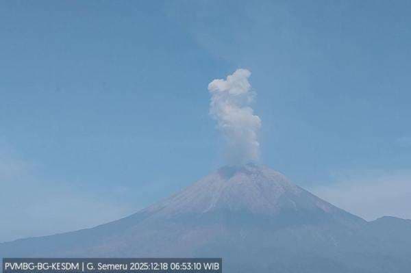 Gunung Semeru Erupsi Hari Ini, Muntahkan Kolom Abu Setinggi 800 Meter Gunung Semeru Erupsi Hari Ini, Muntahkan Kolom Abu Setinggi 800 Meter
