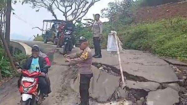 Jalan Raya Batunyana–Danasari Tegal Ambles akibat Hujan Deras, Mobil Tak Bisa Melintas Jalan Raya Batunyana–Danasari Tegal Ambles akibat Hujan Deras, Mobil Tak Bisa Melintas