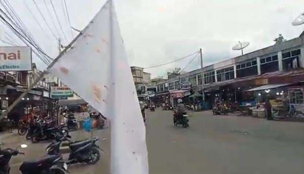 Bendera Putih Berkibar di Aceh, Simbol Duka dan Harapan di Tengah Bencana Bendera Putih Berkibar di Aceh, Simbol Duka dan Harapan di Tengah Bencana