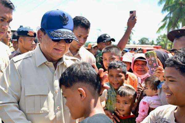 Prabowo Rayakan Malam Tahun Baru di Tapsel: Makan Bersama Pengungsi-Nonton Layar Tancap Prabowo Rayakan Malam Tahun Baru di Tapsel: Makan Bersama Pengungsi-Nonton Layar Tancap