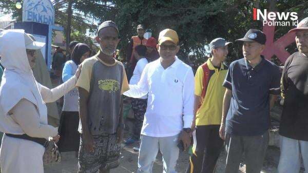 Dedikasi Tanpa Pamrih: Bupati Temui Warga Pengumpul Sampah Kayu di Pantai Bahari Selama Dua Tahun Dedikasi Tanpa Pamrih: Bupati Temui Warga Pengumpul Sampah Kayu di Pantai Bahari Selama Dua Tahun