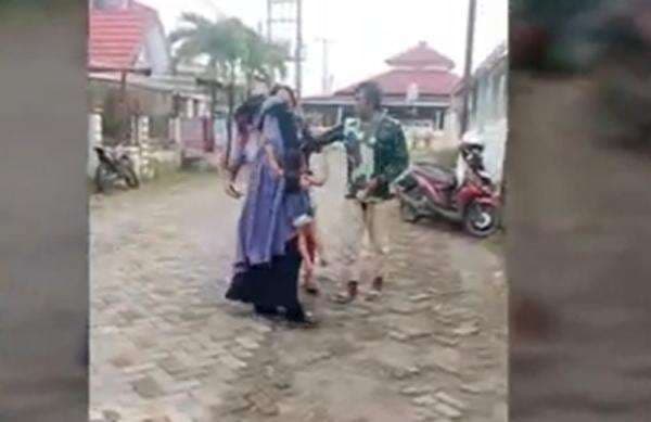 Viral Pria di Takalar Aniaya Mantan Istri gegara Tolak Dititipi Anak Viral Pria di Takalar Aniaya Mantan Istri gegara Tolak Dititipi Anak