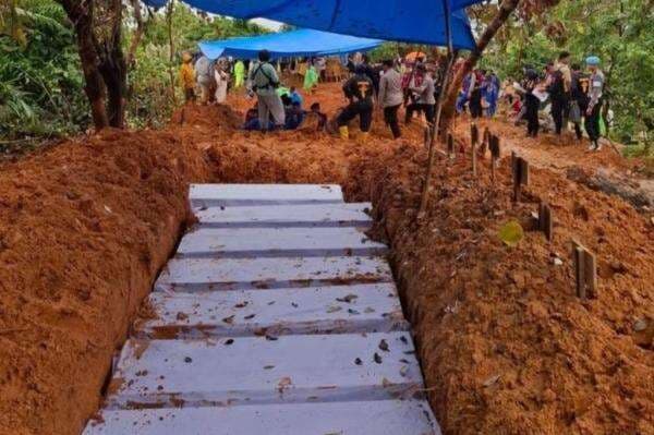 Banjir Sumatra Berdampak ke Area Pemakaman, Sejumlah Jasad Ditemukan Petugas Banjir Sumatra Berdampak ke Area Pemakaman, Sejumlah Jasad Ditemukan Petugas