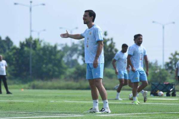 Thom Haye Blak-blakan! Jeda Kompetisi Bikin Persib Makin Berbahaya Lawan Dewa United Thom Haye Blak-blakan! Jeda Kompetisi Bikin Persib Makin Berbahaya Lawan Dewa United