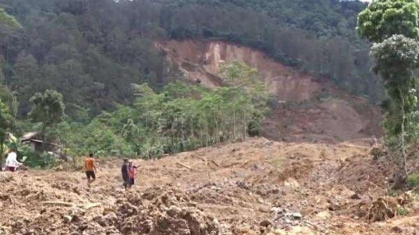 Tanah Masih Bergerak, Evakuasi Korban Longsor di Banjarnegara Tertunda Tanah Masih Bergerak, Evakuasi Korban Longsor di Banjarnegara Tertunda