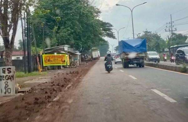 Ceceran Tanah Proyek Pabrik Cemari Jalan Surabaya–Malang, Pengendara Resah Ceceran Tanah Proyek Pabrik Cemari Jalan Surabaya–Malang, Pengendara Resah
