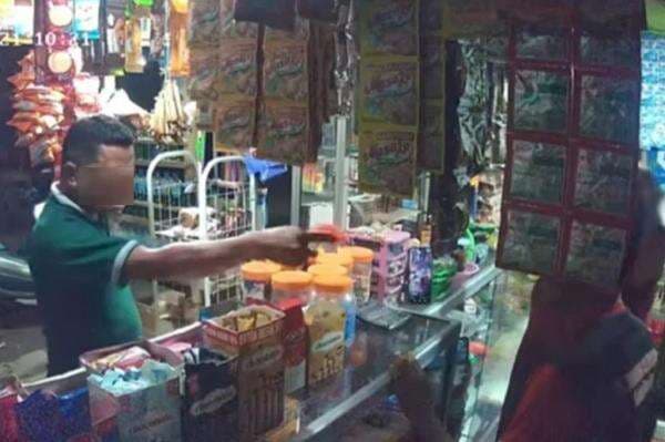 Viral Video Oknum Polisi Diduga Mabuk Ancam Pemilik Kios di Sikka NTT Viral Video Oknum Polisi Diduga Mabuk Ancam Pemilik Kios di Sikka NTT