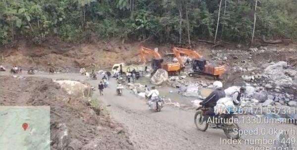 Kini Warga Bisa Lintasi Jalan Simpang KKA-Bener Meriah usai Bencana Kini Warga Bisa Lintasi Jalan Simpang KKA-Bener Meriah usai Bencana