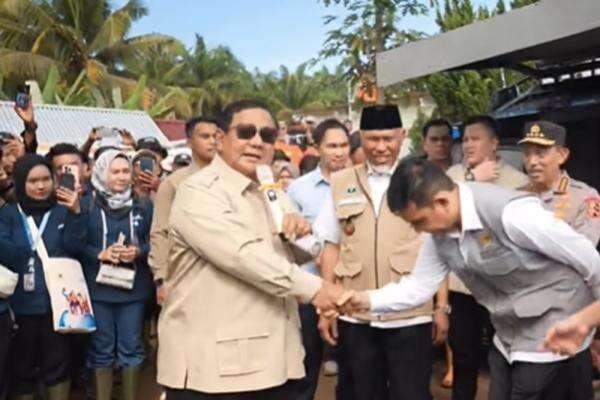 Prabowo ke Pengungsi Korban Bencana di Agam: Sebulan Lagi Tak Perlu Tinggal di Tenda Prabowo ke Pengungsi Korban Bencana di Agam: Sebulan Lagi Tak Perlu Tinggal di Tenda