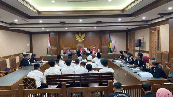 Puluhan Demonstran Ricuh Didakwa Jebol Pagar DPR hingga Lempar Bom Molotov Puluhan Demonstran Ricuh Didakwa Jebol Pagar DPR hingga Lempar Bom Molotov