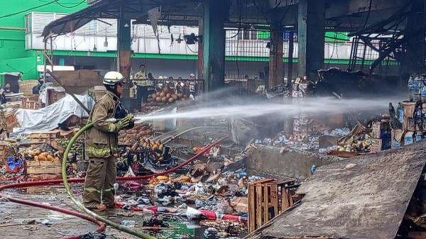 Pasar Induk Kramat Jati Terbakar, Kios Buah Hangus Pasar Induk Kramat Jati Terbakar, Kios Buah Hangus