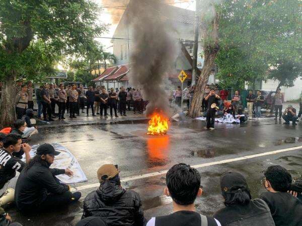 Demo Tolak UU TNI di Jombang, Massa Bakar Ban Bekas di Depan Gedung DPRD Demo Tolak UU TNI di Jombang, Massa Bakar Ban Bekas di Depan Gedung DPRD