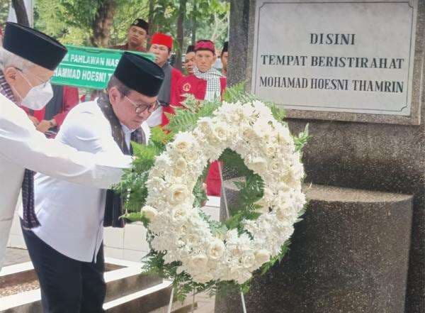 Pramono Serukan Persatuan Orang Betawi di Depan Pusara MH Thamrin Pramono Serukan Persatuan Orang Betawi di Depan Pusara MH Thamrin