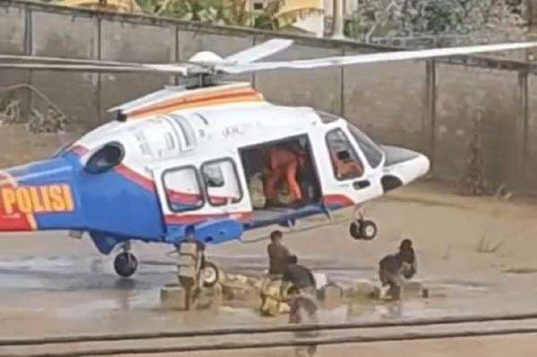 Skill Hebat Pilot! Helikopter Polri Berhasil Turunkan Bantuan di Aceh Tamiang Skill Hebat Pilot! Helikopter Polri Berhasil Turunkan Bantuan di Aceh Tamiang